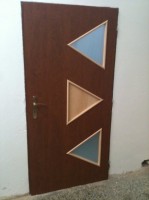 renovovane dvere s trojuholnikmi